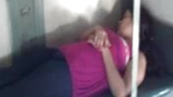 Saddex sawir oo qaawan oo nin si tartiib ah u walaxda gabdhaha quruxda badan