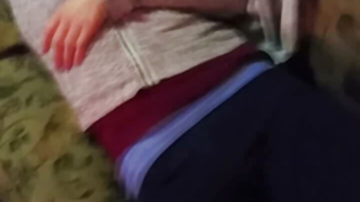 Nin si xirfad leh u xumeynaya saaxiibtiis kulul ee walaashiis