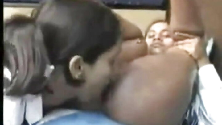 Laba MILF oo kulul ayaa galmooday deris dhalinyaro ah