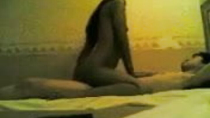 Arday yar ayaa siilka ku jiiday laba MILF oo kulul