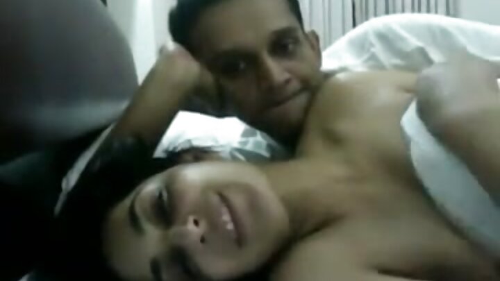 Gabadh oo soddohda ah iyo shaqo gacan-qabsi leh oo wada sheekaysi ah halkaas oo bunni ah ay ka farxiso nin.