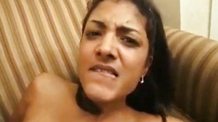 Gabar Ruush ah oo fuushanaysa siilka walaalkeed