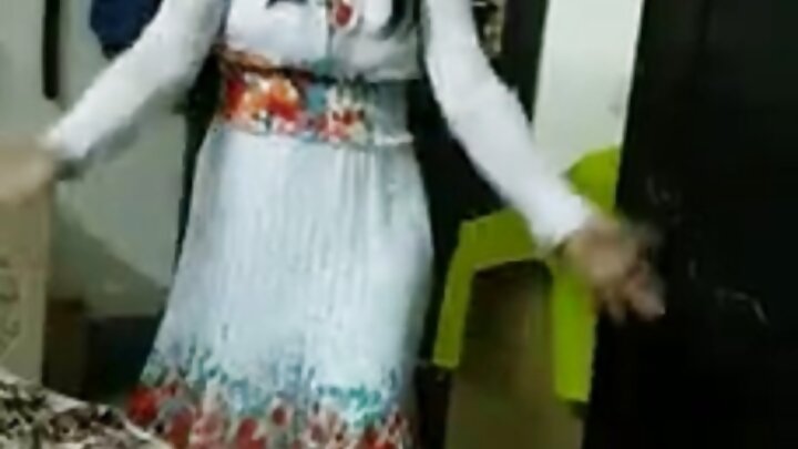 Qoso galmo ah oo dabada ku jirta halkaas oo gabar Ruush ah uu galmo la sameeyay aabaheed.