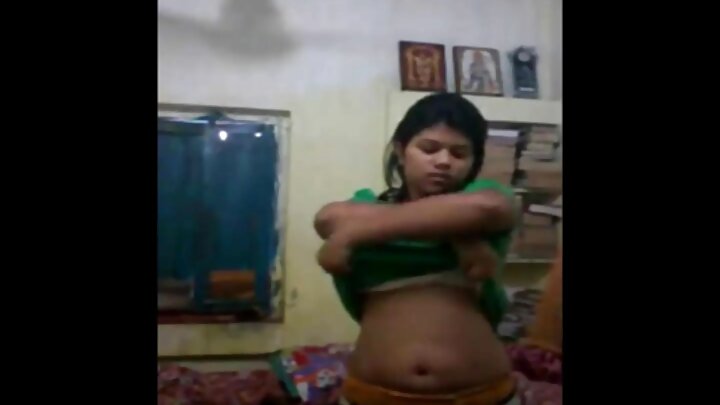 Gabdho lesbian ah oo ku qoran Ruush halkaas oo gabdhuhu ay isku raaxaystaan