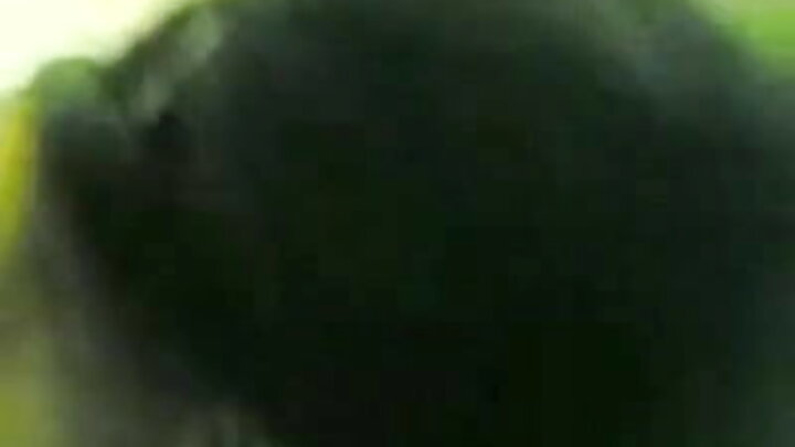 Gabadh madow ah oo nuugaysa gabadh madow oo ku jirta musqul dadweyne