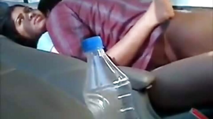 Moodeel ayaa sawir qaade ku fuushay fadhiga.