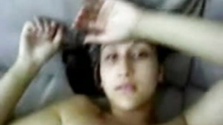 Moodeel ayaa nin ku galmooday goob ciyaareed
