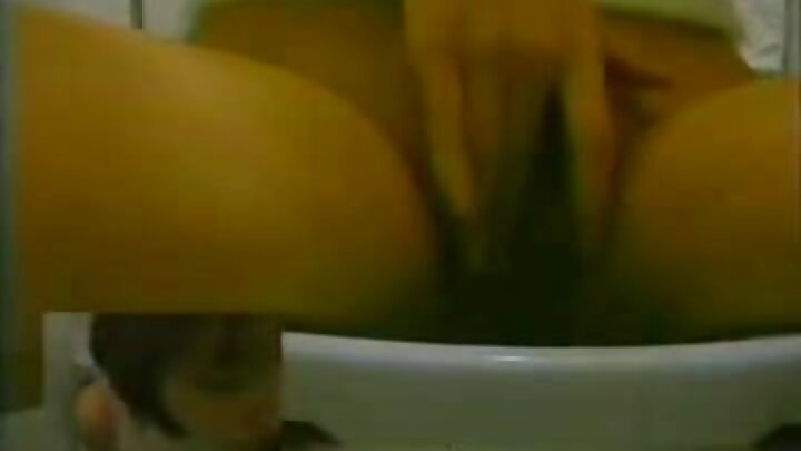 Wiil ayaa laba MILF ah ku galmooday xarun ilkaha ah