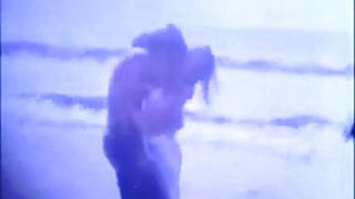 Gabadh Ruush ah waxay ku farxisaa walaalkeed oo ay soddog u tahay gacmaheeda
