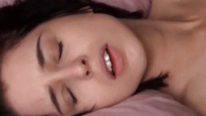 Porn-ka Creampie halkaas oo nin uu ku xumeynayo digaag Ruush ah oo ku xumeynaya siilka