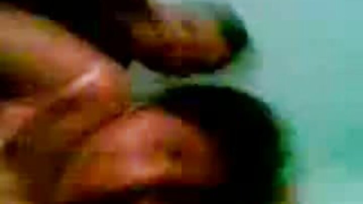 Quruxda Angie Lynx waxay ku raaxaysataa gus weyn oo siilkeeda ku jirta