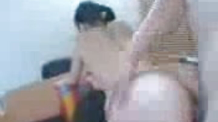 Nin ayaa si xun u sakhraansanaysa qof dumar ah oo biyo kulul ku jira oo si xirfad leh u sakhraansan