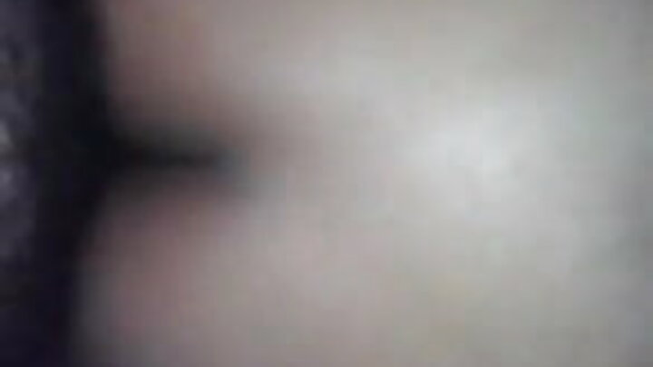 Nin Ruush ah oo si xirfad leh u galmoonaya qurux caato ah