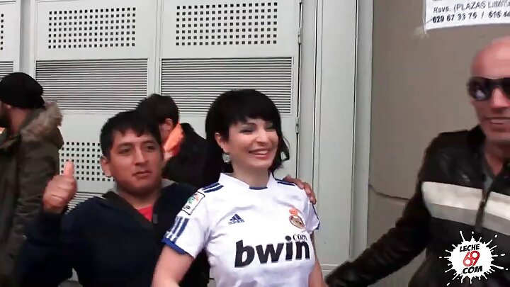 Brunette Nellie Kent oo nin taajir ah ku wasaysa
