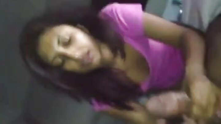 Skinny Asian oo saaxiibkeed ku galmooday boosas kala duwan
