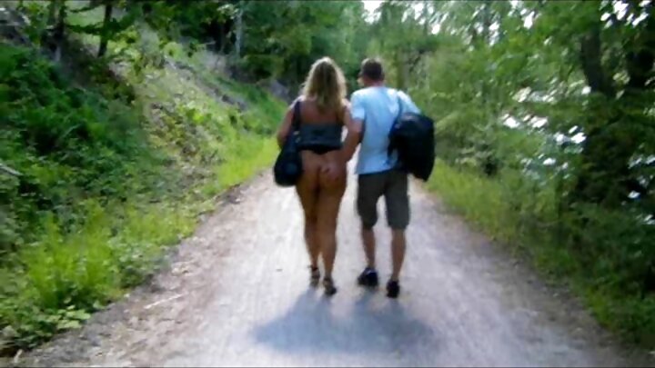 MILF Nikki Benz ayaa saaxiibkeed da'da yar ku khiyaantay wiil