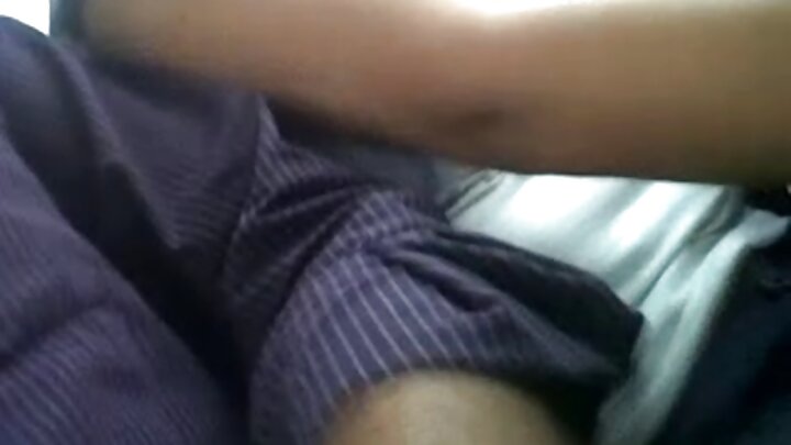 Laba gabdhood oo yar yar oo galmo ku sameeyay nin Latino ah