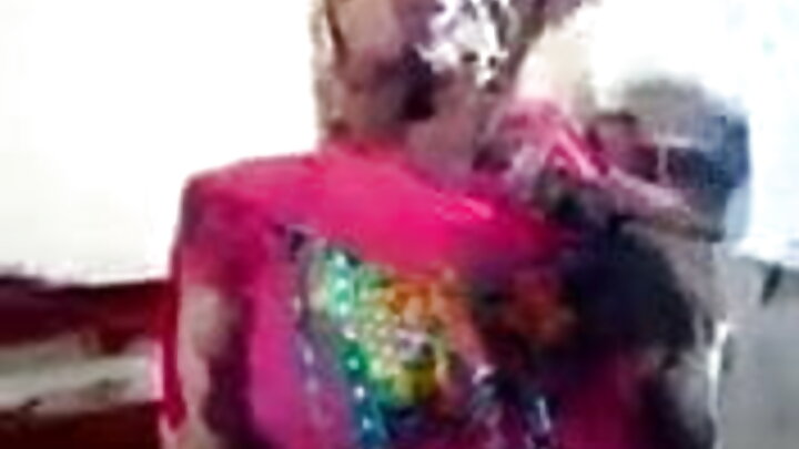 Gabadh Ruush ah oo SolaZola ku raaxaysato galmo nin.