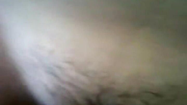 Gabadh webcam Ruush ah ayaa si jeesjees ah u nuugaysa guska walaalkeed ee is qaba