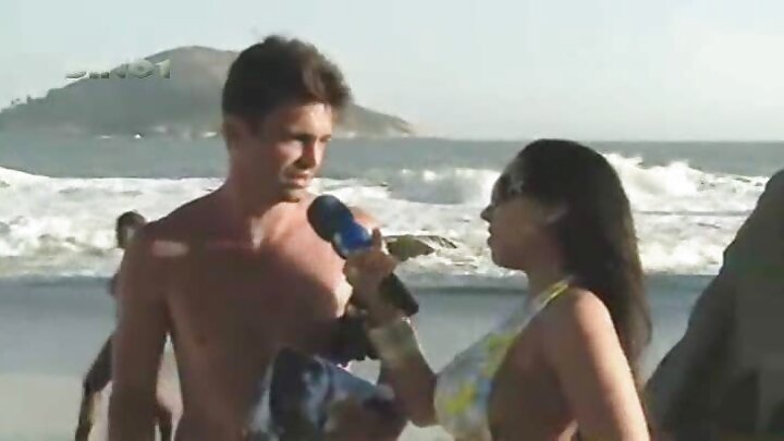 Naag mulatto ah ayaa si tartiib ah u sasabtay saaxiibteed madow