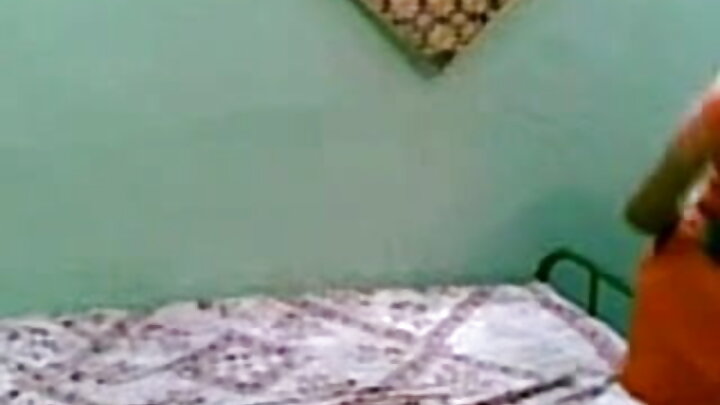 MILF Victoria Zdrok ayaa galmo galmo ah ku sameeyay gabadh yar oo timaha cadcad ku jirta