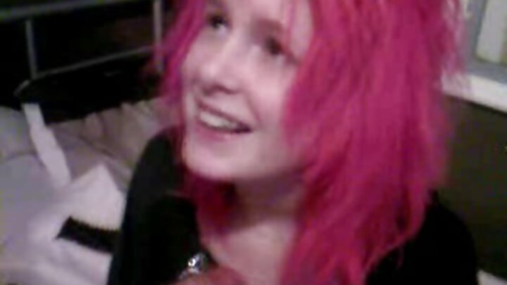 Redhead Maisie Myers ayaa nin madow ah nuugaysa.