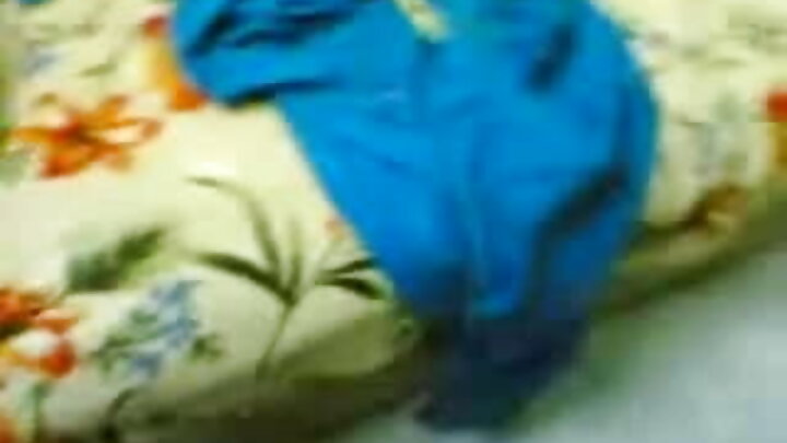 Nin ayaa shaqaalaha guriga u keenay gabar kacsi badan