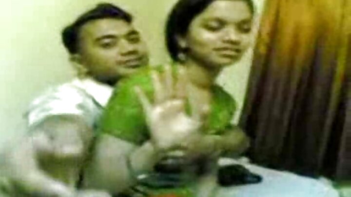 Xiiso badan. Haweeney mulatto ah ayaa sasabtay gabadh yar oo Latina ah.