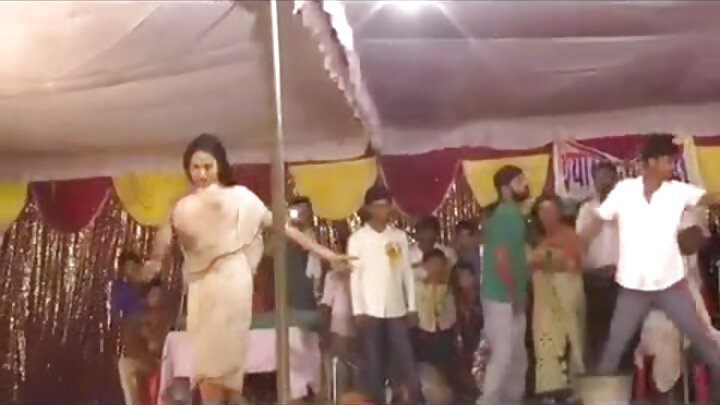 Gabadh qurux badan oo timaha bunni ah ayaa isku ogolaatay in dabada lagu galmoodo