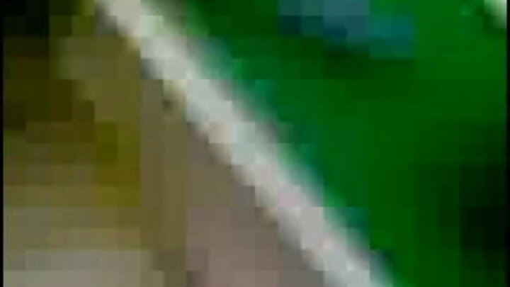 Nin ayaa si qurux badan u galmooday isagoo dibadda jooga.