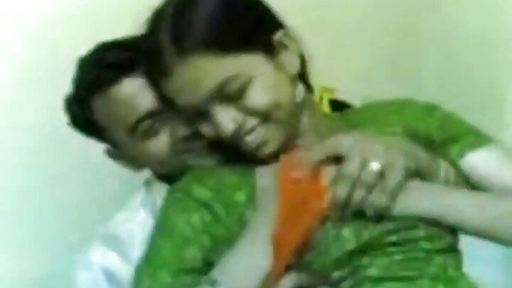 Nin madow ayaa galmo kooxeed la sameeya laba saaxiib oo sariirta saaran