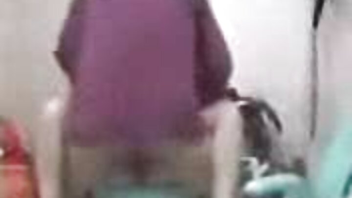 Gabadh timo cad leh oo Jenna Starr ku fuushanaysa nin madow ah