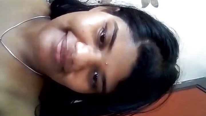 Gabar Isbaanish ah ayaa fuushan guska qaro weyn ee saaxiibkeed.