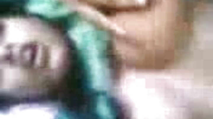 Nin ayaa siilka ku wasay gabadh ku dheggan. Gabadha Timaha u nuugta