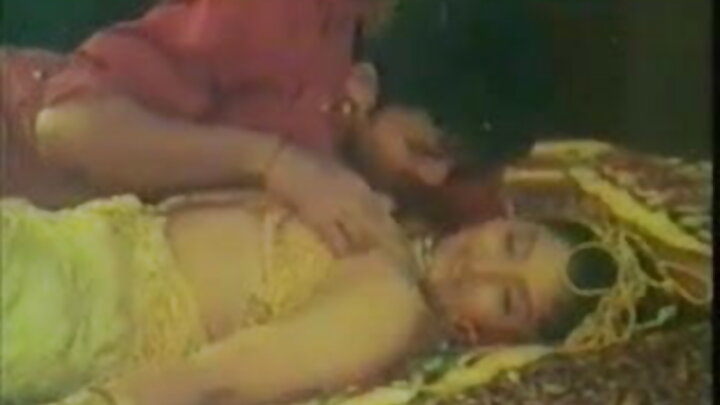 Sawir gacmeed Ruush ah halkaas oo nin uu galmooday gabadh iyo hooyadeed soddohdeed