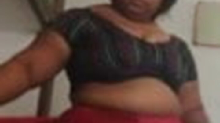 Gabadh yar oo timo madow leh Jezla ayaa si xoog leh ugu boodboodaysa guska saaxiibkeed