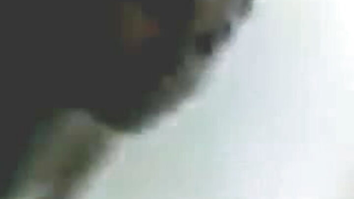 Nin ayaa laba gabdhood oo qurux badan ku galmooday beerta magaalada.