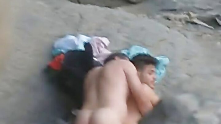 Nin madow ah ayaa si xamaasad leh u walaaqaya nin bunni ah oo kulul