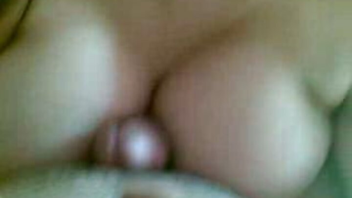 Qosol qaawan oo timo madow leh ayaa si xirfad leh ugu sasabtay barkadda agteeda